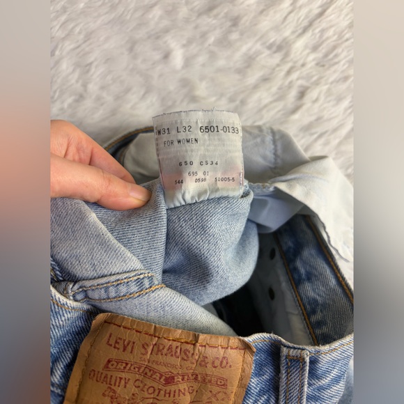 90s Vintage Levi’s 501 Light Wash Jeans - Picture 4 of 14
